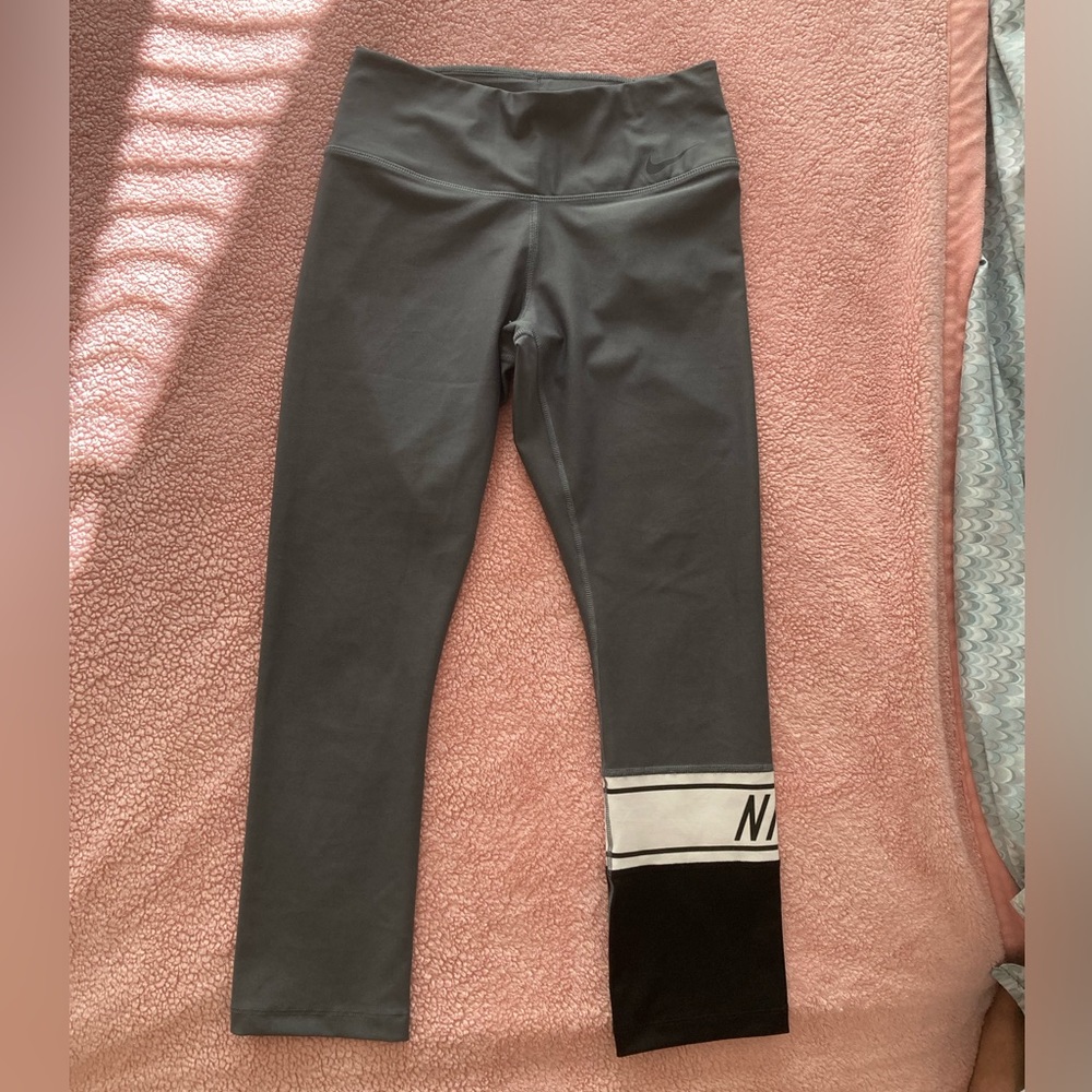 NIKE Mid-Calf Length Leggings. Gray, black and white color, Size XS.